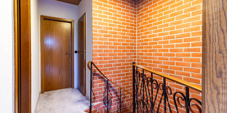 Verbindet die Räume im Obergeschoss – heller Flur mit charmantem Treppengeländer.