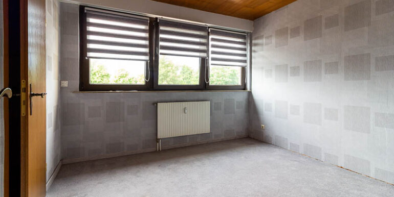 Ruhiger Rückzugsort – geräumiges Schlafzimmer mit begehbarem Kleiderschrank.