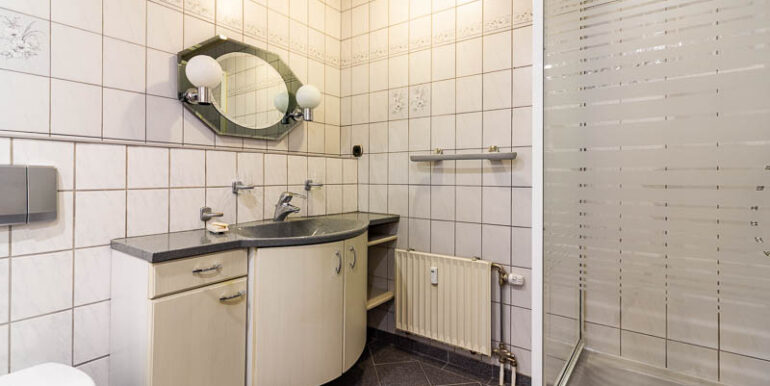 Praktisch und gepflegt – Badezimmer mit Wanne, Dusche und WC.