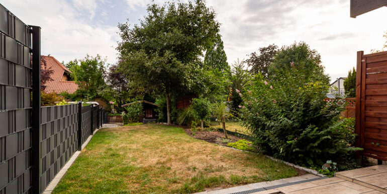 Freiraum für Ihre Ideen – Garten mit Blick ins Grüne.