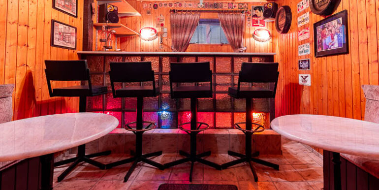 Ein Highlight im Untergeschoss: Gemütlicher Barbereich mit Theke.