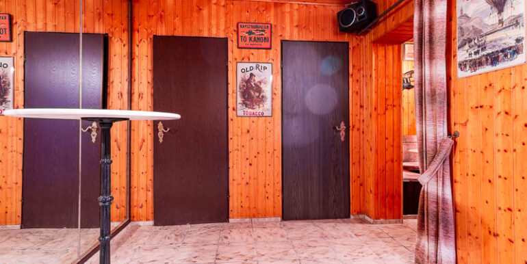 Vielseitig nutzbarer Keller mit zusätzlichem Stauraum und Spiegelwand.