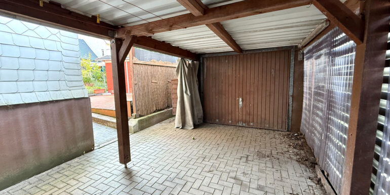 Carport und Garage
