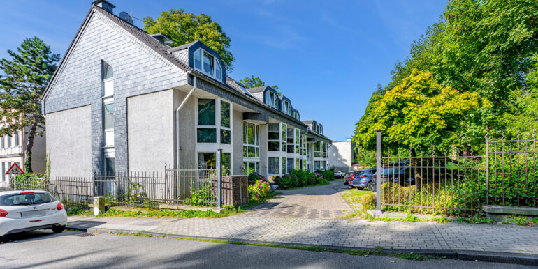 Straßenansicht mit Einfahrt