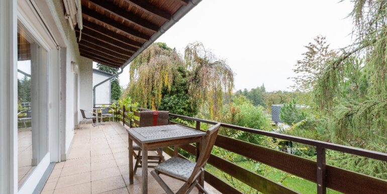 überdachter Balkon an der Wohnebene