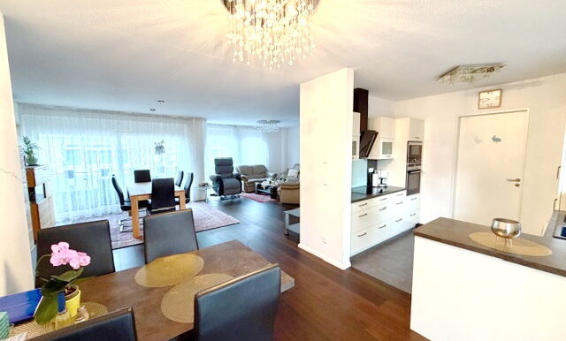 Wohn-/Essbereich mit offener Küche (mit Einbau)