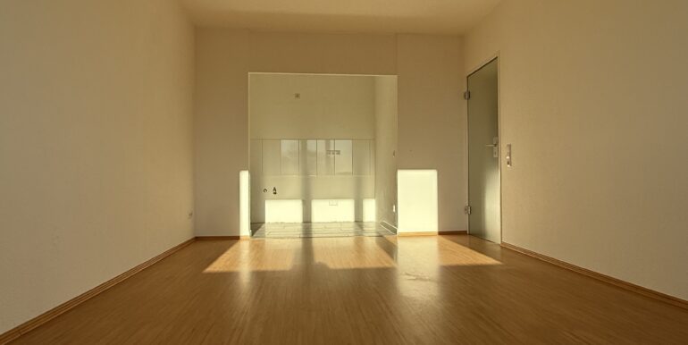 Wohnzimmer mit offener Küche