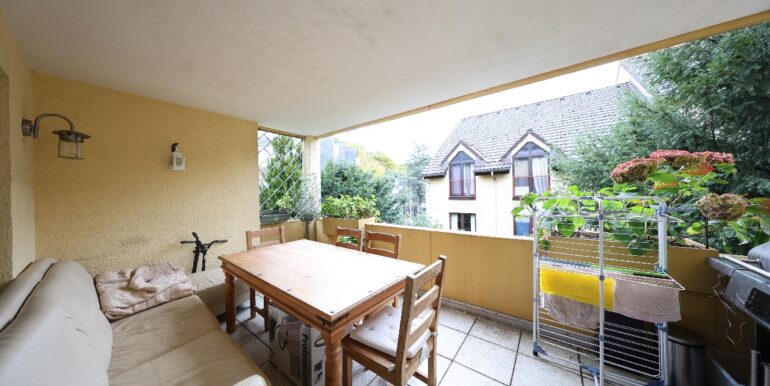 großer überdachter Balkon