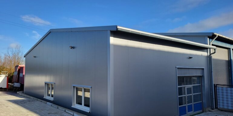 Seiten- und Rückansicht Halle