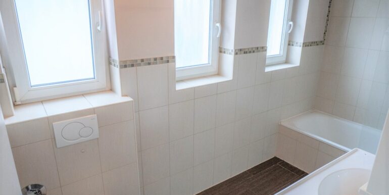 Modernes Tageslcihtbad im OG