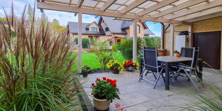 Terrasse hinter dem Haus