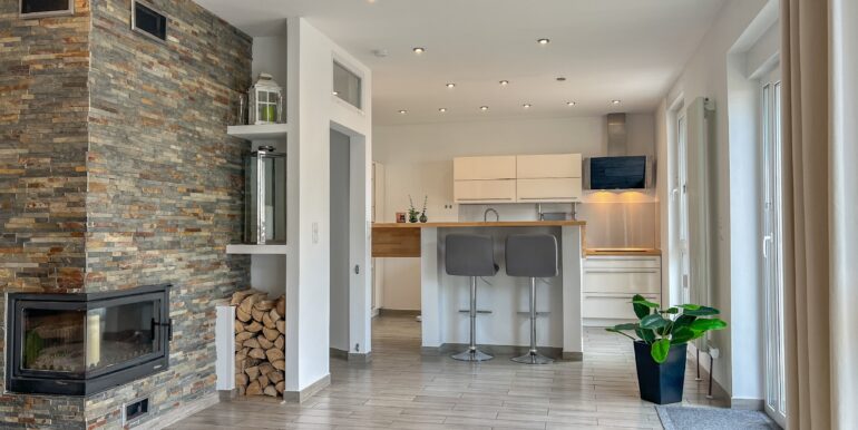EG: offen gestaltete Küche mit Kamin zum Ess- und Wohnbereich