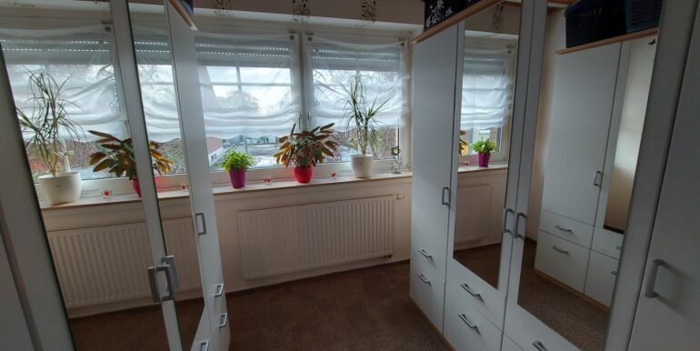 Ankleideraum neben dem Elternschlafzimmer im DG