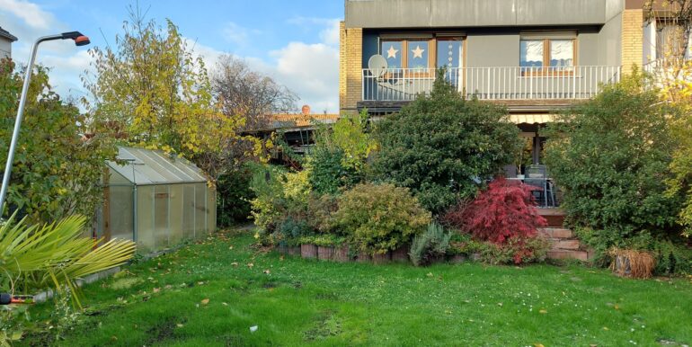 Blick vom Garten auf das Haus