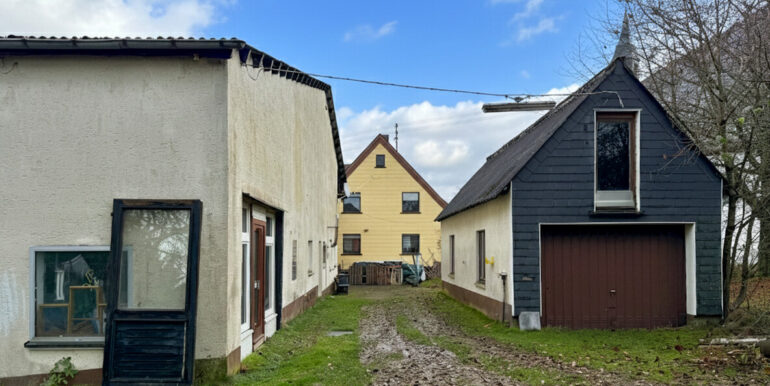 Nebengebäude und Garage Rückseite