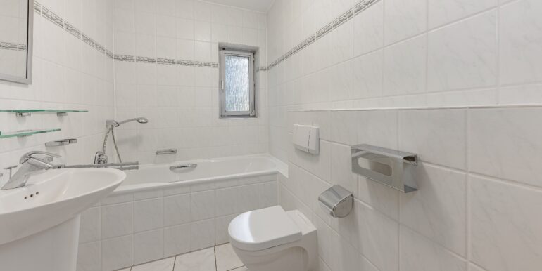 EG: Wannenbad mit Fenster