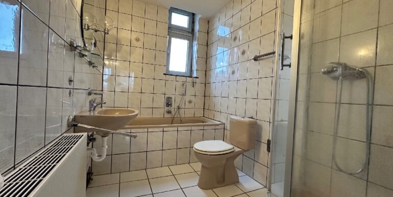 Bad mit Dusche und Wanne