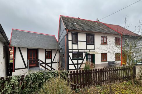 Wohnhaus mit Nebengebäude