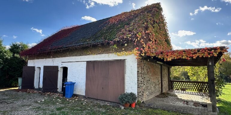 große Scheune mit Garage und Carport