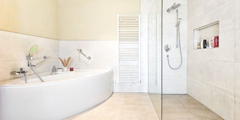 Badezimmer mit Bidet, Dusche und Wanne