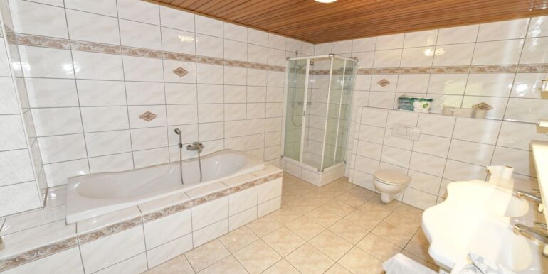 Badezimmer im Erdgeschoss