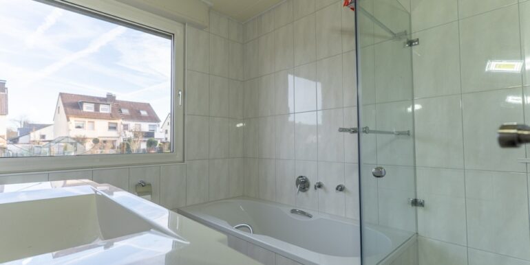 Modernes Tageslichtbad im EG