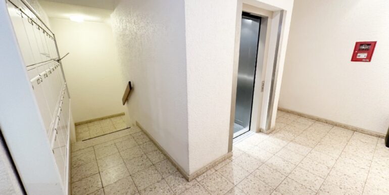 Treppenhaus mit Lift
