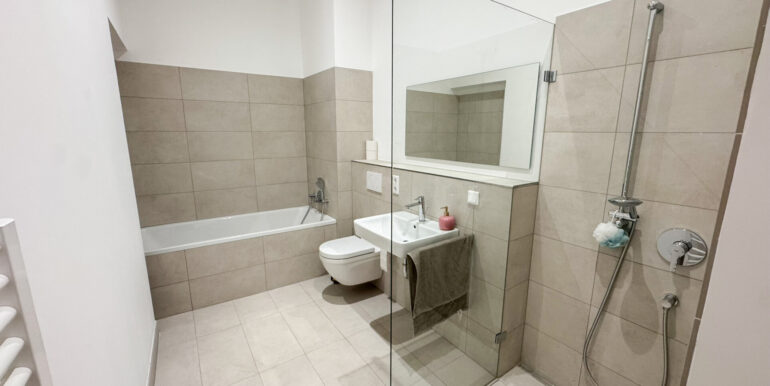 Bad mit Wanne und Dusche