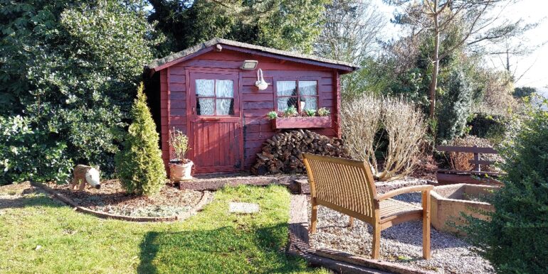 Die Gartenhütte mit zusätzlichem Sitzplatz