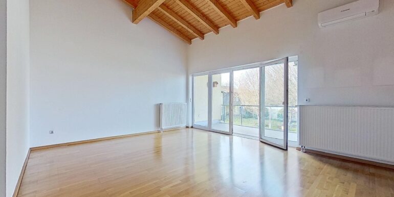 Wohnbereich mit hohen Decken