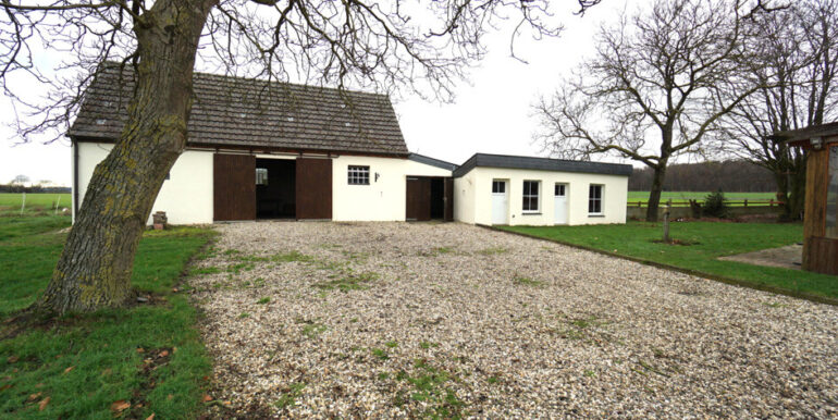 ... mit Nebengebäuden