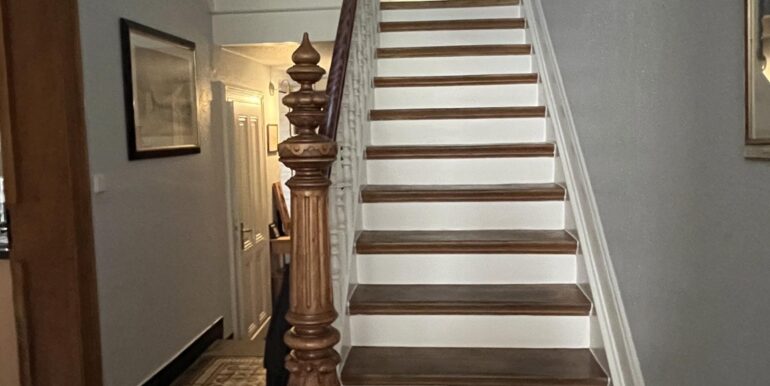 Ein breites Treppenhaus