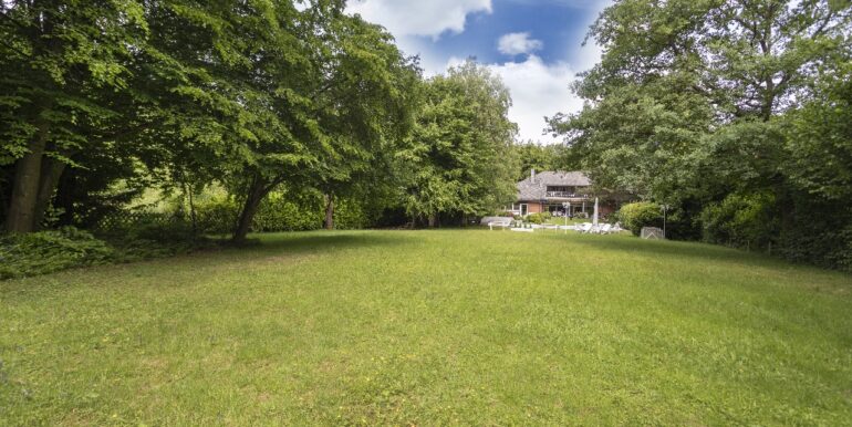 Das ca. 3800 m² großes Grundstück bietet Platz für Parkflächen