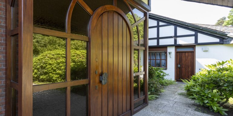 Separate Zugänge zum Haupt- und Nebentrakt