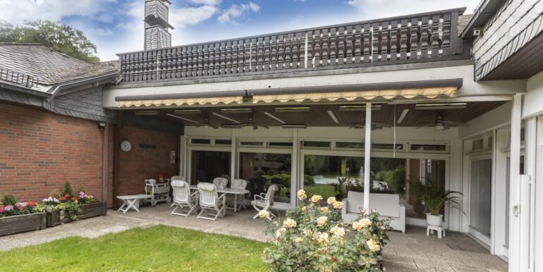 Blick auf die teilüberdachte Terrasse