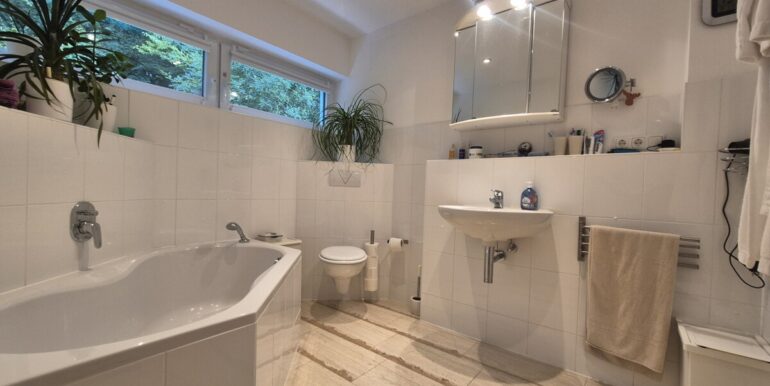 Bad ensuite mit Wanne...