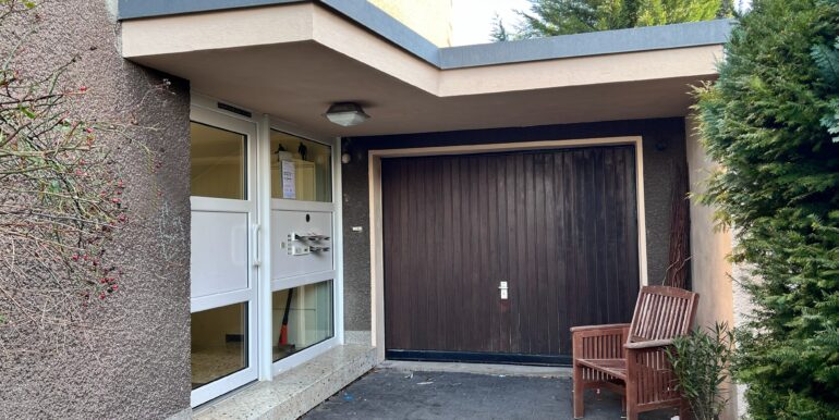 Eingang und Garage 48