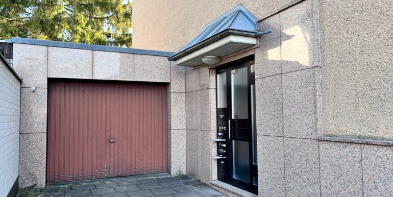 Eingang und Garage 50