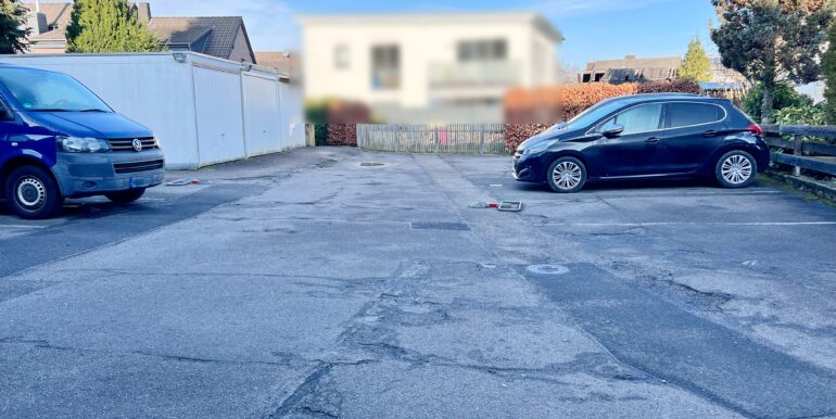 Parkplatz und Garagen