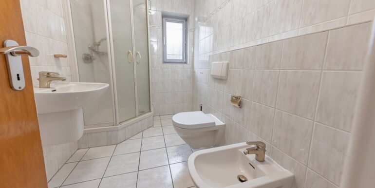 OG: Tageslichtbad mit Dusche