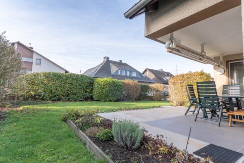 Überdachte Terrasse und schöner Garten