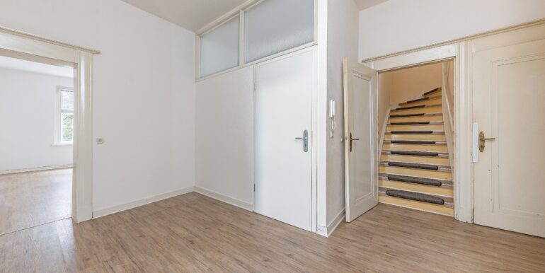 OG: Diele mit Zugang zum Dachgeschoss