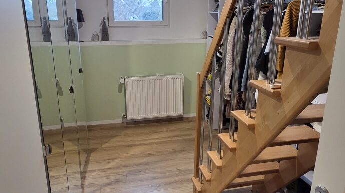 Ankleide/Treppe in den Spitzboden