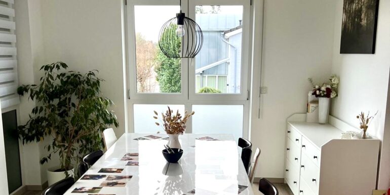 Blick ins Esszimmer, fotografiert von der Durchreiche der Küche