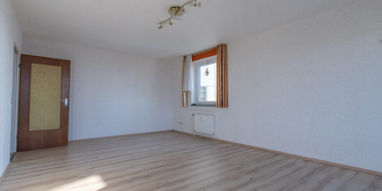 Blick von der Loggia zurück in das Wohn-Esszimmer