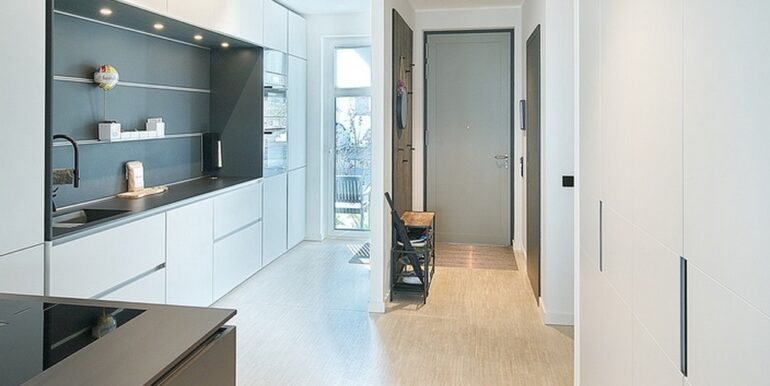 Blick zu Entrée und Küche