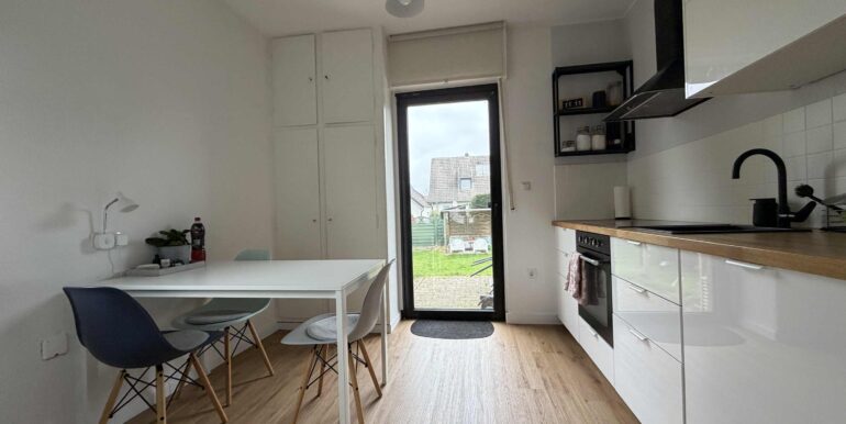 Küche mit Terrassentür