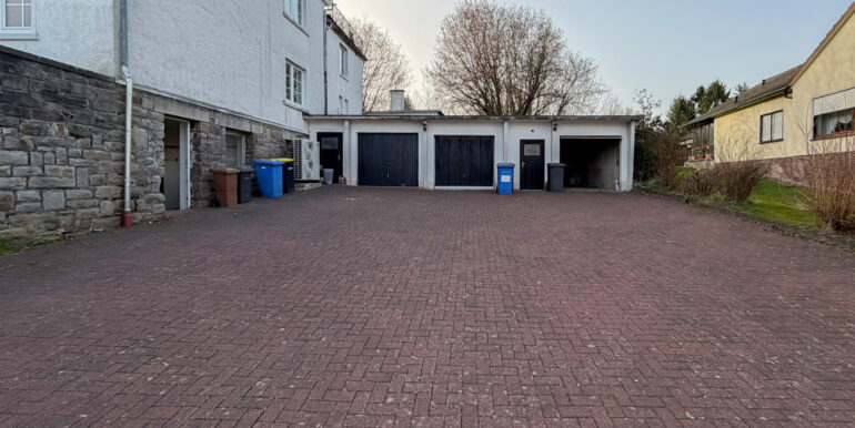 Garagen und Stellplätze