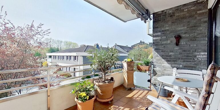 mit großer Terrasse