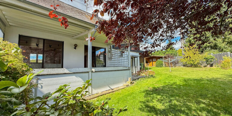 Große, überdachte Terrasse